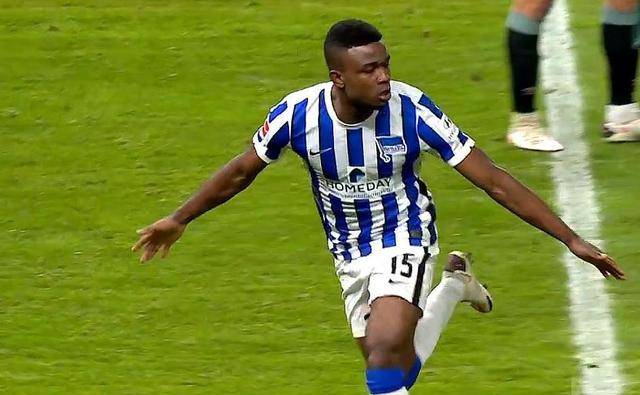  法兰克福边后卫插上助攻头槌破门帮助球队扩大领先优势